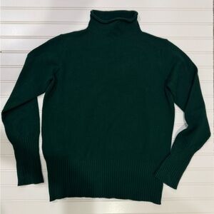 Mock-neck Dark Green Sweater
Size:medium
Brand:French Connection